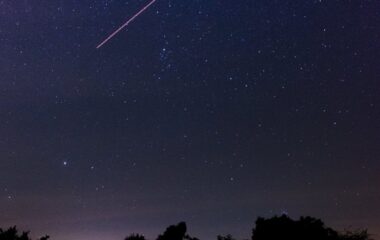 shooting star during nighttime